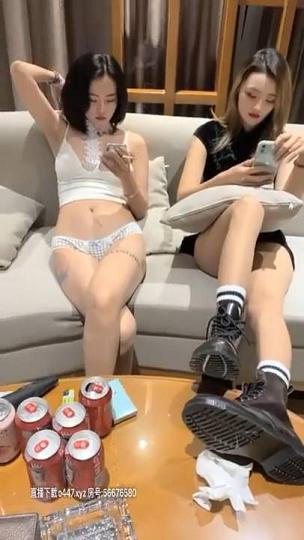 一男三女划拳赌脱衣服脱的差不多然后3P互相干起来陌生妹子照样干