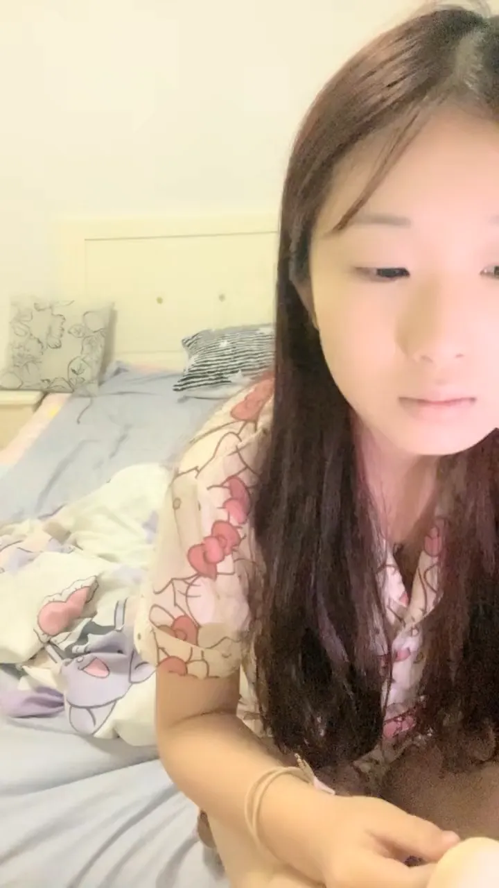 乖巧嫩妹妹！一脸呆萌自慰秀！小鲸鱼跳蛋塞穴，搞得小穴好湿，震动阴蒂，嫩逼好紧，慢慢塞入